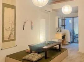 Up to 8 people , 65square , 10minutes by train to Namba , Japanese garden in the courtyard , Family-friendly , Free parking