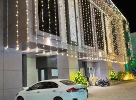 Hotel Shree Abhishek, מלון בBārāmati