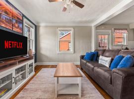 Charming 1 Bedroom Duplex in Memphis 2 Miles from Midtown and Crosstown Free WiFi Pet Friendly, hotel v destinaci Memphis