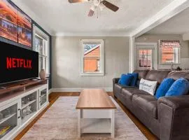 Charming 1 Bedroom Duplex in Memphis 2 Miles from Midtown and Crosstown Free WiFi Pet Friendly