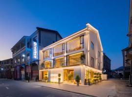 Huazhu Lotus Pure View Courtyard, a luxurious Zen-inspired guesthouse in Jiuhua Mountain، فندق في Qingyang