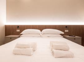 Aima Boutique Rooms, hotel em Costa Volpino