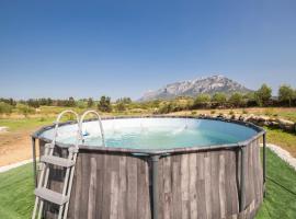 Villa s'ena e su juncu, hotel v destinaci Loculi