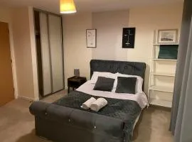 3 Bedroom House Sleeps 7 - Pets Ok - Free Parking