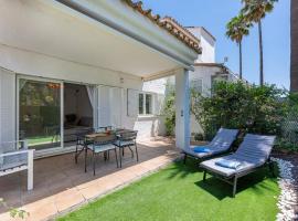 Bright Chalet with Swimming Pool and Close to Sea, hotel in Marbella