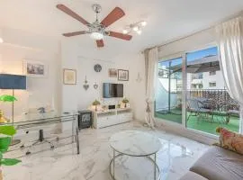 Modern 1 Bedroom Apartment, Steps from the Sea & Downtown