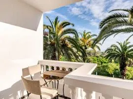 City Center Apt With a Stunning Beach View & WiFi