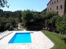 Large rural house with outdoor pool 1 hour from Barcelona, hotel i Cardona
