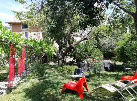 Beautiful apartment in Provençal residence with garden and WiFi、ディーニュ・レ・バンのホテル