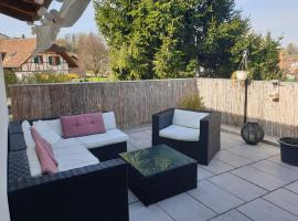 Ganzes Obergeschoss in Privathaus mit Dachterrasse, Hotel in Leuzigen