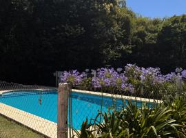 Cabañas Aires del Sur, con gran parque y pileta, hotel em Chascomús