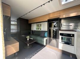 Ferienhäuser Insel Usedom - Luxuswohnwagen Doppeltür mit Whirlpool, готель у місті Lütow