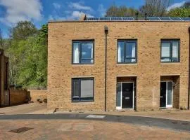 Beautiful City Centre House with Parking! Sleeps 6