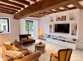 HomeCircus - charming two bedroom house, מלון בMansigné