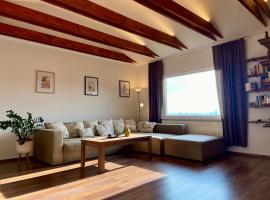 Priestranný apartmán s veľkorysým výhľadom، فندق في Rača