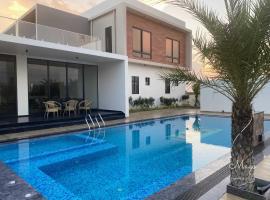 Urvi by Magostays - 6BR Luxury Pool Villa, hotel en Kothur