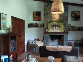 Casa de campo en Raco, vistas increíbles y pileta โรงแรมในRaco