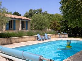Grande maison avec piscine de 12 pers en Ardèche, hotel v destinácii Salazac
