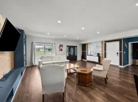 Top-Notch Columbus Retreat with on Demand Driver
