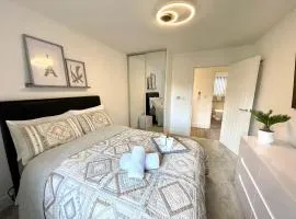 Modern cosy 2 bed, free parking Bishops Stortford