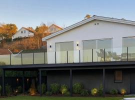 Helt ny leilighet nær Strand og rideklubb!, hotel em Grimstad