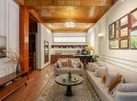 The Gallery House - 4 BR & 5 baths - 5' to Old Quarter & Train street
