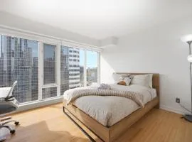 Luxury High-Rise Suite on the 27th Floor Near Eaton Centre