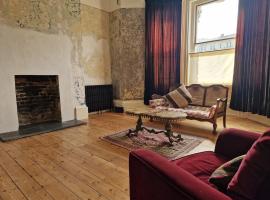 Sea Sprite -large sunny clifftop holiday apartment & private garden, отель в городе Маргит