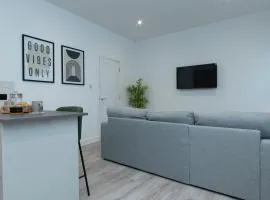 Stylish & Contemporary 2 Bed Apartment