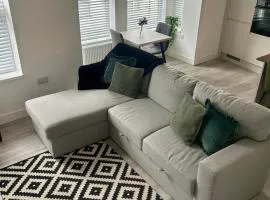 Stylish & Contemporary 2 Bed Apartment