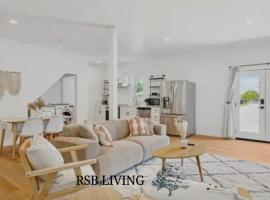 Peaceful 2BR 1BA Holiday Guest House with Hot Tub, hótel í Denton