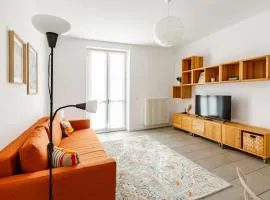 Leopardi 9, bright apartment close to lake and train station