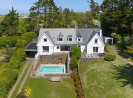 Beautiful Home with Pool Overlooking Camel Estuary, hotel in Roche