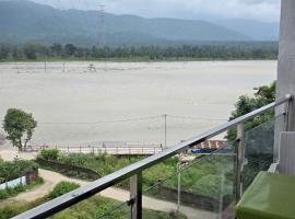 Veda- Luxurious 4BHK with Ganga & Hill View, hotel em Rishikesh