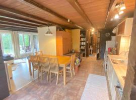 Cozy loghouse with sauna near a great sandy beach, hotel en Sõitme