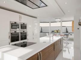 Spacious House - Pool Games Room Private Parking: Dean şehrinde bir otel