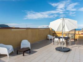 M285 - Marcelli, comodo trilocale con terrazzo, hotel em Marcelli