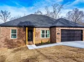 Modern Retreat near Back 40 & Lake Norwood