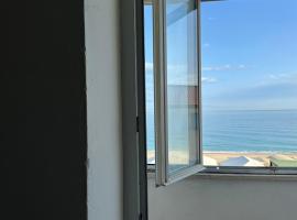 M249 - Marcelli, comoda mansarda fronte mare, hotel em Marcelli