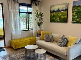 Serene apartment-shared pool-Self cater-sleeps 2