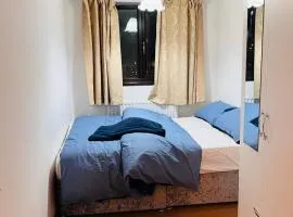 Spacious 2-Bedroom Flat Minutes from QMC Hospital