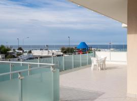 M146 - Marcelli, bilocale fronte mare con ampio terrazzo, hotel em Marcelli