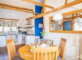 Swift Host - Orchard Barn - Sleeps 4 - Hot Tub - EV Charger - Pet Friendly