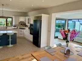 Superb large 5 bedroom home, 6 beds, sleeps 10-11 guest, with lovely mountain views