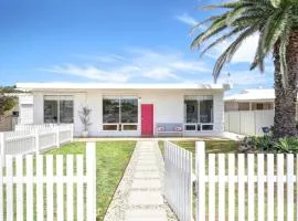 The Lazy Palm Beach Shack - Retro-Coastal Charm