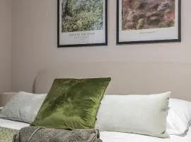 Modern City Apartment - Rest & Recharge
