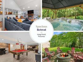 Spacious Game Room Seclusion Hot Tub and more, hotel em Long Pond