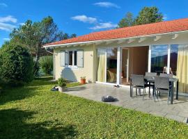Ferienhaus mit Bergblick & sonniger Terrasse im Feriendorf Reichenbach - G26b, Hotel in Nesselwang