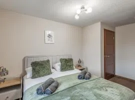 Sunny Green Apartment - Modern & Quiet