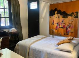 Hermosa casita con jardín Goldas Haus, hotel v destinácii Florida